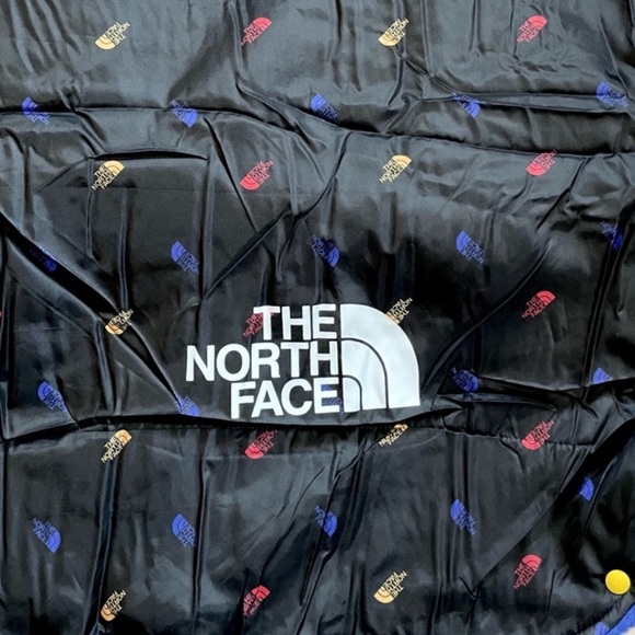 The North Face AOP Fuzzy Blanket - Picture 4 of 8